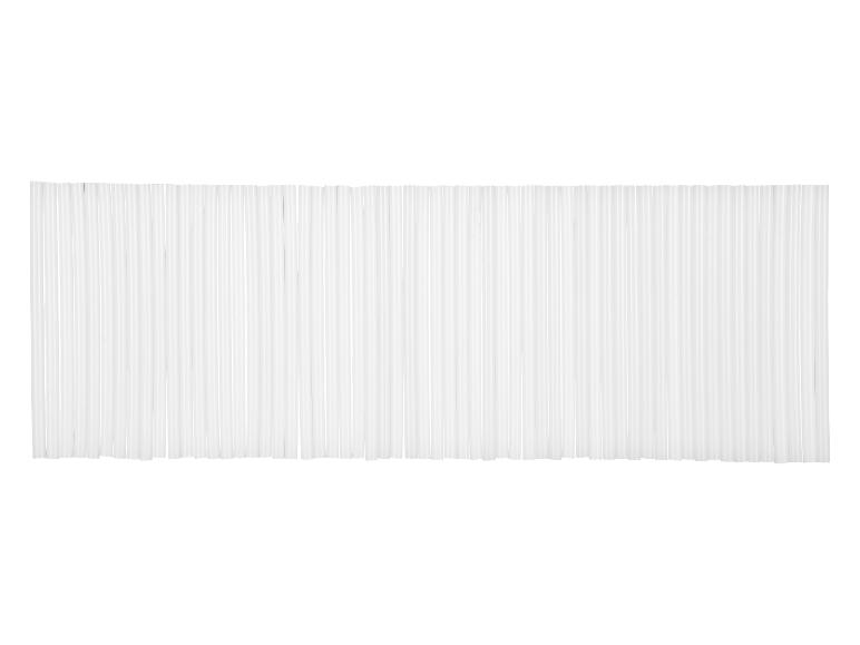 Une rangée de pailles à boire blanches.