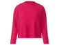 Un pull rose en tricot à manches longues.