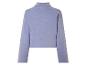 Un pull bleu clair à manches longues.