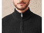 Un pull noir en tricot à fermeture éclair.
