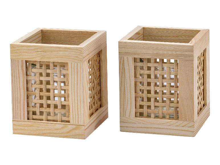 Deux bougeoirs en bois avec un motif tressé.