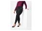 Femme en leggings noirs et pull bordeaux.