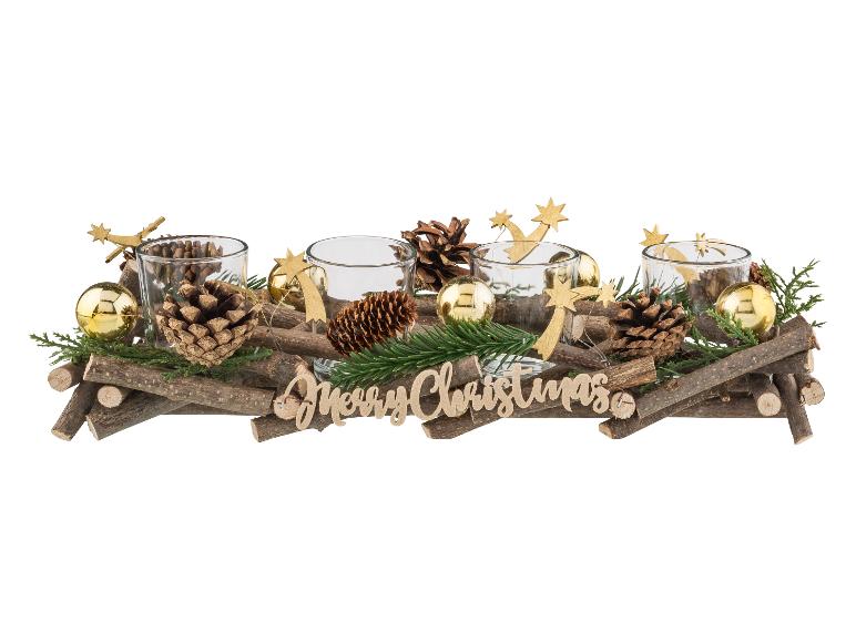 Décoration de Noël avec des bougeoirs en verre sur des branches