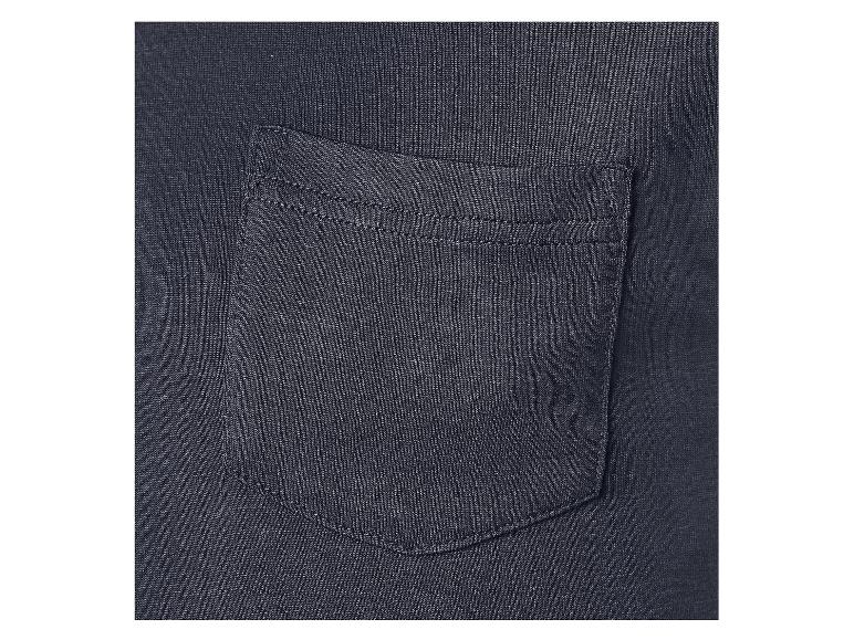 Gros plan d'un t-shirt bleu foncé avec une poche poitrine.
