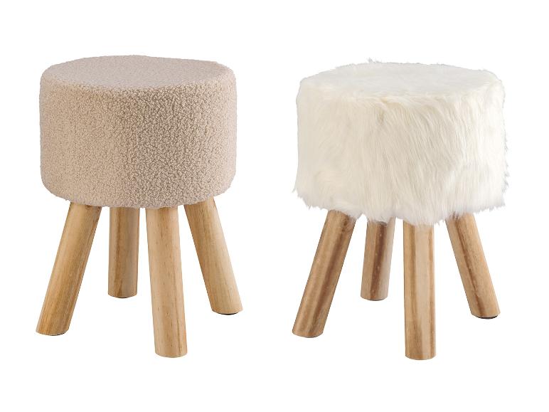 Deux tabourets ronds avec pieds en bois, un beige à poils courts et un blanc à poils longs.