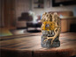 Une fontaine d'eau en forme d'arbre sur une table en bois.