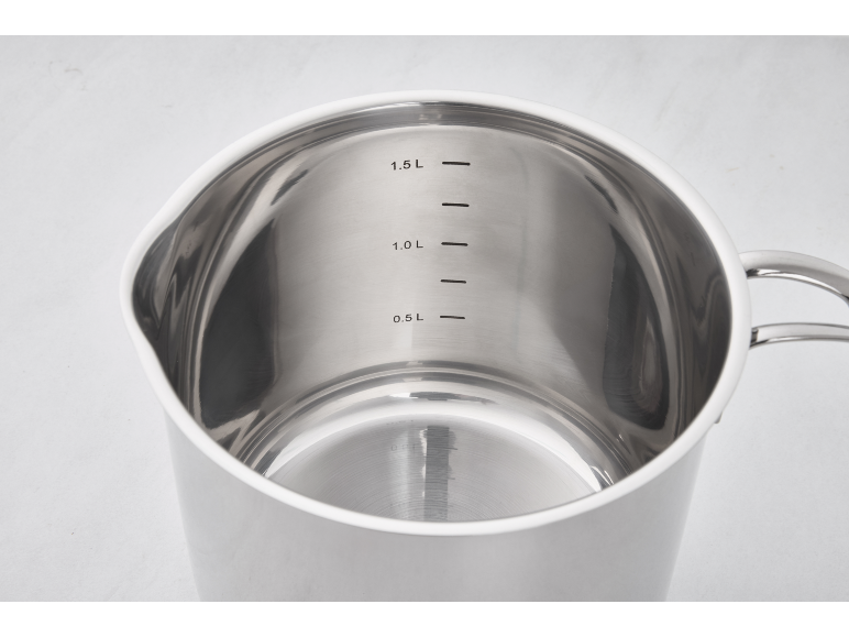 Casserole en acier inoxydable avec échelle de mesure à l'intérieur : 0,5 L, 1,0 L, 1,5 L.