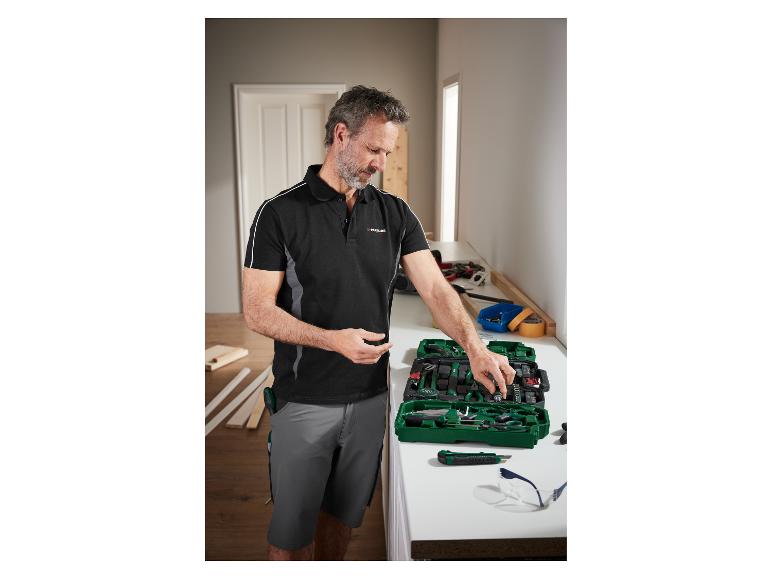 Un homme examine une boîte à outils Parkside.