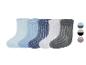 Cinq paires de chaussettes bébé rayées dans des tons de bleu, gris et blanc.
