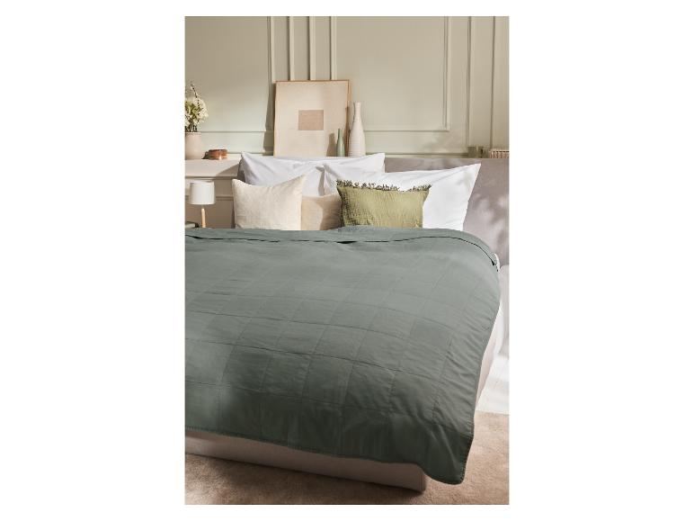 Couvre-lit matelassé LIVARNO home vert sauge sur un lit double.
