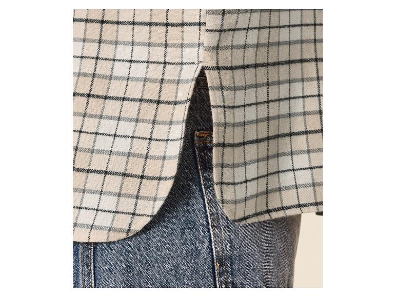 Chemise à carreaux beige et noire, portée avec un jean.