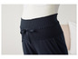 Pantalon noir avec taille élastique et cordon.