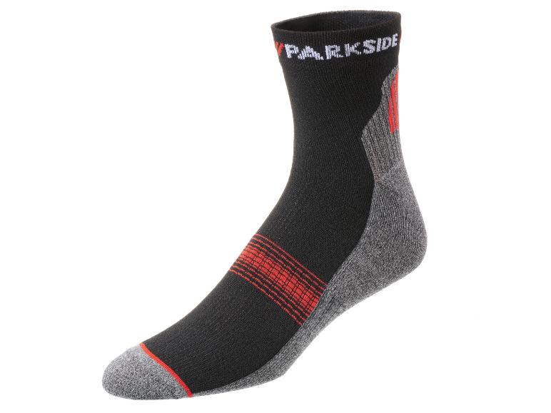Des chaussettes noires avec des rayures rouges de Parkside.