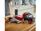 Camion jouet et voiture de course avec deux figurines sur une surface en bois.