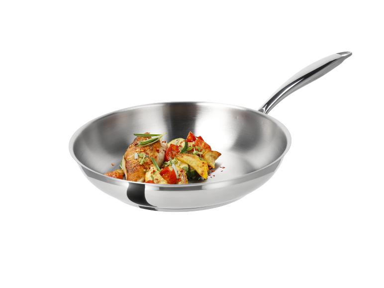 Poêle en acier inoxydable avec poulet rôti et légumes