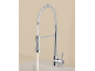 Robinet de cuisine chromé avec douchette extractible et eau coulant dans un évier.