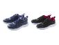 Des chaussures de sport bleues et noires avec des semelles blanches.