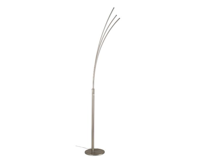 Un lampadaire argenté avec trois bras courbés.