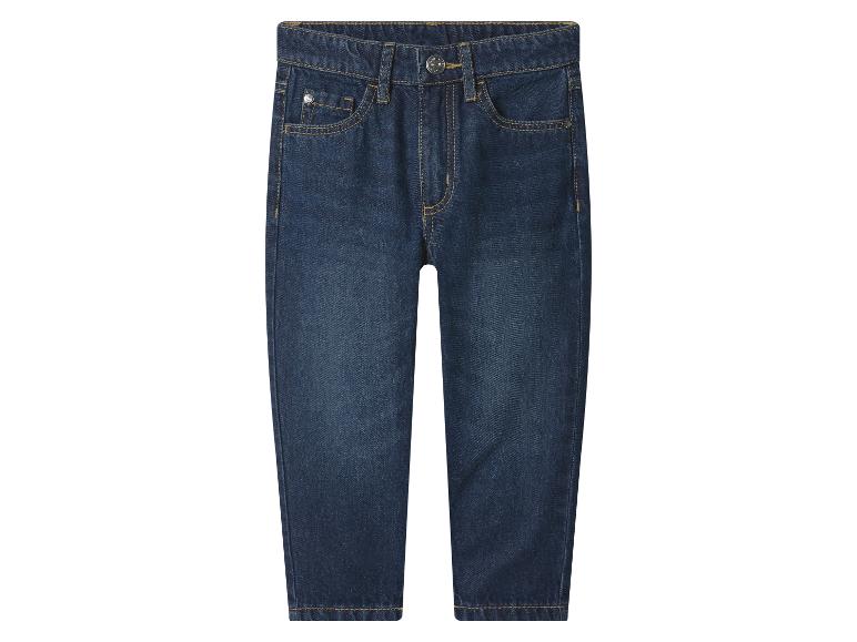 Jean enfant bleu foncé avec surpiqûres jaunes.