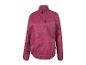 Une veste coupe-vent rose pour femme.