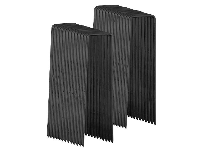 Deux piles de piquets de jardin noirs pour fixer des filets ou des tissus