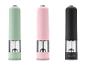 Trois moulins à épices électriques en vert menthe, rose et noir.