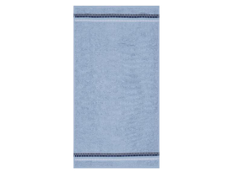 Serviette de bain bleu clair avec des rayures décoratives bleues, grises et blanches.
