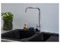 Évier de cuisine avec robinet, accessoires de lavage et persil.