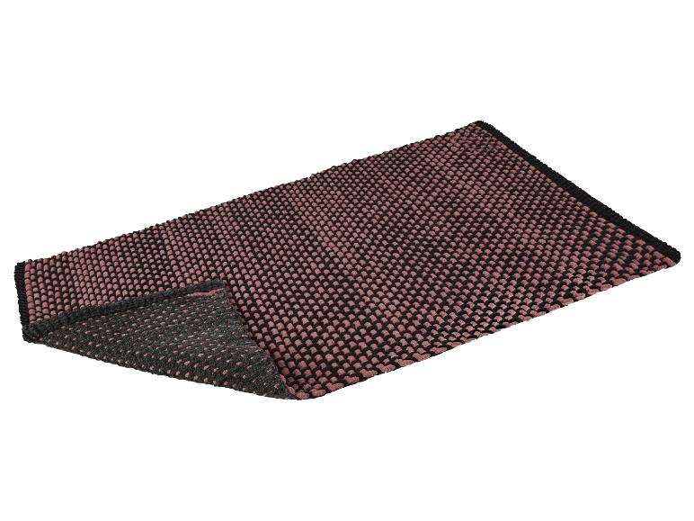 Tapis de bain rose et noir.