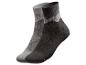 Deux paires de chaussettes, une noire et une grise.