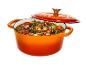 Un ragoût de viande et de légumes dans une cocotte en fonte orange.