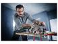 Un homme utilise une scie circulaire Parkside pour couper du bois.