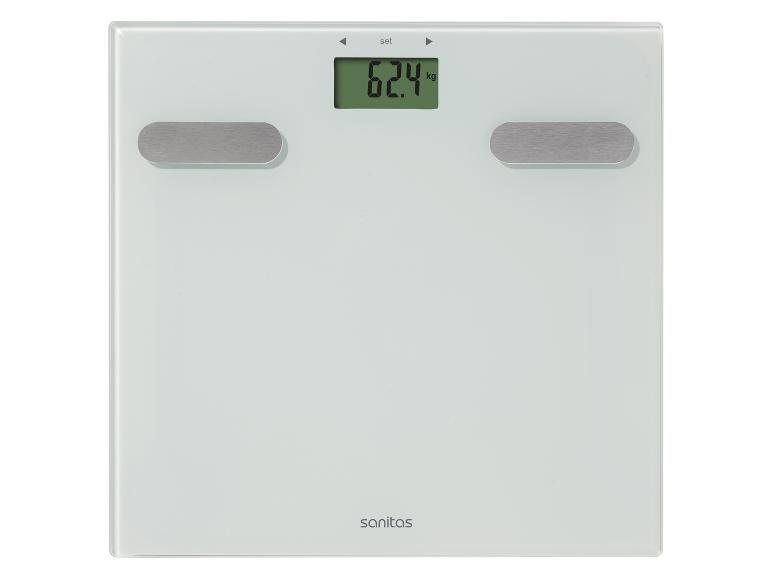 Pèse-personne de salle de bain avec affichage numérique montrant 62,4 kg et électrodes métalliques.