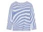 Un t-shirt à rayures blanches et bleues à manches longues.