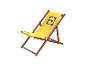 Chaise longue jaune avec un logo sur le dossier, vue en angle.