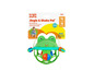 Une grenouille verte avec un hochet de Bright Starts.