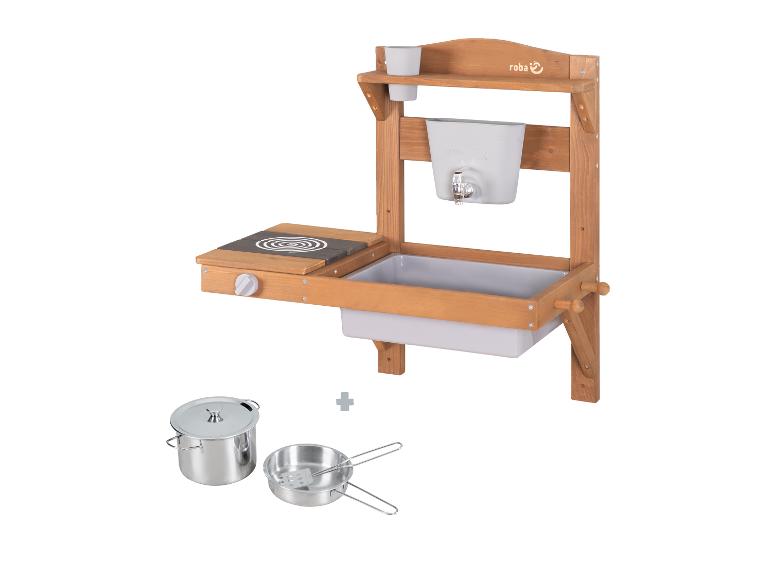 Cuisine de boue en bois avec évier, plaque de cuisson et accessoires de cuisine en métal.