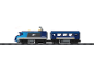 Train jouet bleu sur des rails en mouvement