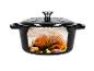 Un poulet rôti dans une cocotte en fonte noire.