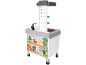 Cuisine de jeu pour enfants avec cuisinière, évier et étagères décorées de café, pâtes et huile d'olive.
