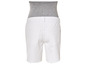 Shorts en jean blanc avec sous-vêtements gris.