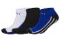 Trois paires de chaussettes de sport en bleu, blanc et noir.