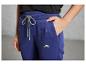 Pantalon de survêtement bleu foncé avec un logo vert.