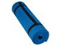 Tapis de yoga bleu roulé avec sangles.