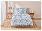 Parure de lit fleurie bleu et blanche.