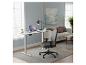Bureau assis-debout blanc avec ordinateur portable, chaise de bureau grise et canapé dans un salon moderne.
