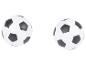 Deux petits ballons de football blancs et noirs.