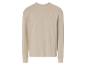 Un pull beige à manches longues et col rond.