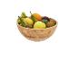 Bol en bois rempli de fruits frais, dont des raisins, des poires et des oranges.