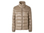 Une veste matelassée de couleur beige clair avec fermeture éclair
